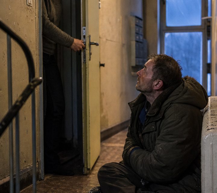 Alle hatten ihn aus den Hausfluren gejagt, bis eine einsame Mutter die Tür öffnete und den halb erfrorenen Fremden in ihre Wohnung ließ
