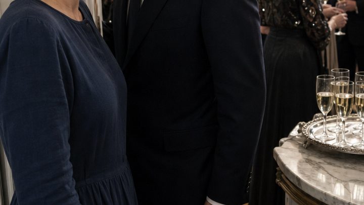 Mein Mann befahl mir, mich auf dem prunkvollen Empfang eines Milliardärs im Hintergrund zu halten, weil ihm meine Anwesenheit peinlich war
