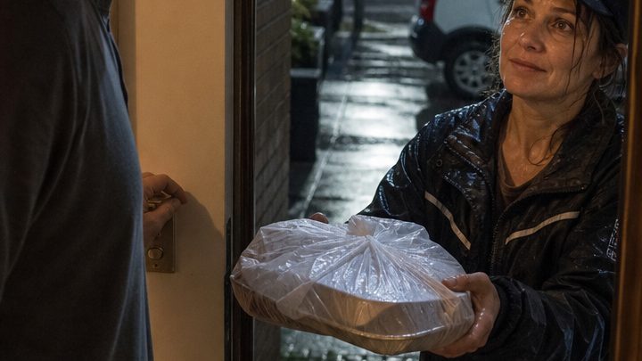 Das schönste Mädchen der Schule bat mich zum Abiball, als alle anderen über mein Aussehen lachten — zwanzig Jahre später erkannte sie mich nicht wieder, und was ich für sie tat, veränderte ihr Leben für immer