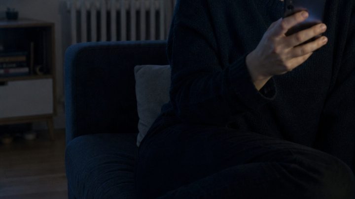 Mein Mann schrieb mir aus Kopenhagen, er habe seine Kollegin geheiratet und nannte mich erbärmlich — ich antwortete nur „Okay“, sperrte seine Karten und ließ die Schlösser austauschen