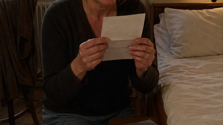 Nach einer verbotenen Nacht im Kururlaub erfuhr ich, dass ich schwanger war, und erstarrte vor Angst vor der Reaktion meines Mannes — doch kurz darauf starb er, und sein letzter Brief ließ mich hemmungslos weinen