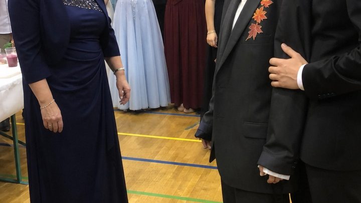 Meine Tochter verschenkte ihr Traumkleid am Abend des Abiballs an ein weinendes Mädchen und kam im alten Anzug ihres toten Vaters – dann ließ die Direktorin die Polizei rufen