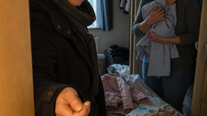 Als Katharina früher nach Hause kam, standen fremde Koffer in ihrem Flur – und in ihrem eigenen Schlafzimmer fragte sie nur noch: „Wer sind Sie, und warum liegen Ihre Sachen hier?“