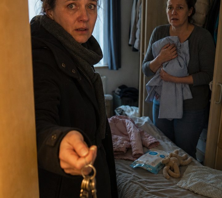 Als Katharina früher nach Hause kam, standen fremde Koffer in ihrem Flur – und in ihrem eigenen Schlafzimmer fragte sie nur noch: „Wer sind Sie, und warum liegen Ihre Sachen hier?“