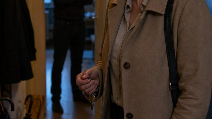 — Was soll das heißen, du bist befördert worden? — fragte ihr Mann fassungslos, und in seiner Stimme lag nicht Freude, sondern blanke Angst vor ihrem Erfolg