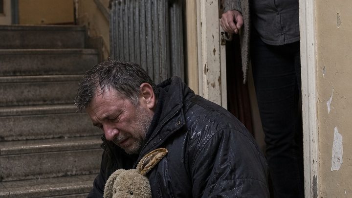 Alle jagten ihn aus jedem Treppenhaus, bis eine einsame Mutter den erfrierenden Fremden in ihre kleine Wohnung ließ