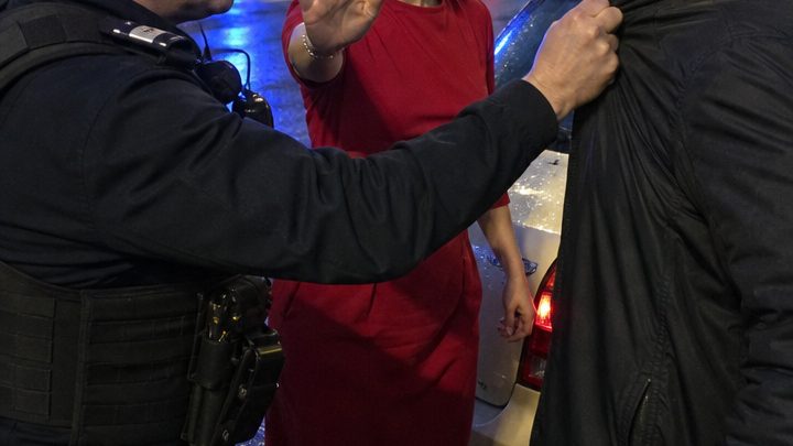 Eine Frau im roten Kleid stieg in ein gewöhnliches Taxi — doch als ein Verkehrspolizist den Fahrer vor ihren Augen erniedrigte, ahnte er nicht, wen er wirklich vor sich hatte