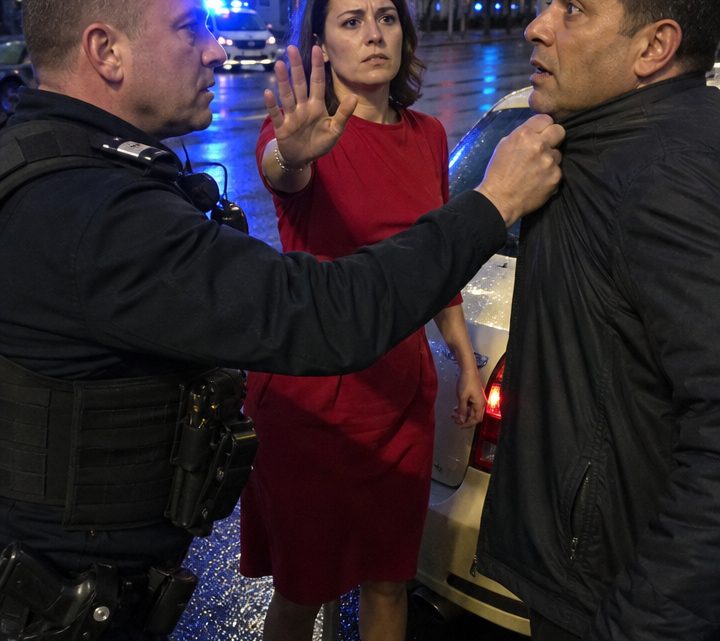 Eine Frau im roten Kleid stieg in ein gewöhnliches Taxi — doch als ein Verkehrspolizist den Fahrer vor ihren Augen erniedrigte, ahnte er nicht, wen er wirklich vor sich hatte