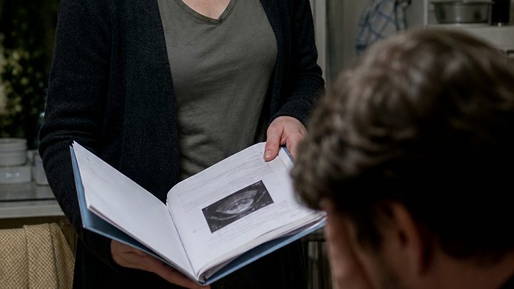 Nach dem Urlaub mit seiner jungen Geliebten brachte der Mann seiner kinderlosen Ehefrau ein Geschenk mit, doch ihre Antwort nahm ihm alles