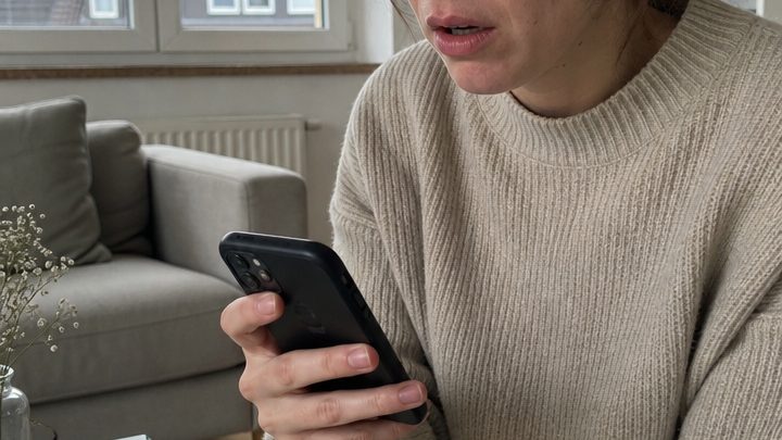 Ich verabschiedete mich von meiner Schwiegermutter, doch aus Versehen blieb die Verbindung offen — und was ich danach hörte, zerstörte meine Ehe in nur wenigen Minuten