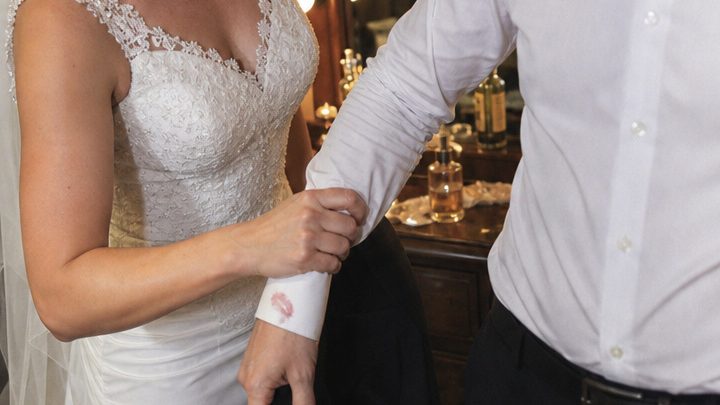 Am Tag meiner Hochzeit flüsterte mir meine siebenjährige Tochter zu: „Mama, sieh dir Papas Hand an – ich will keinen neuen Vater!“