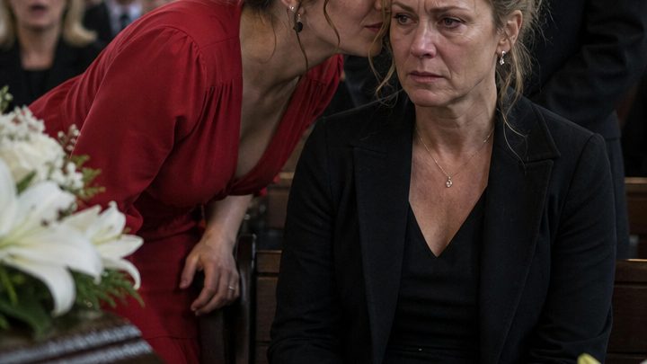 Bei der Beerdigung meiner Tochter beugte sich die Geliebte ihres Mannes zu mir und flüsterte: „Ich habe gewonnen“ – doch als der Anwalt das Testament öffnete, zerbrach ihre ganze triumphierende Gewissheit