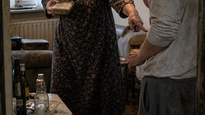 „Da ist etwas im Sofa!“ – Als der zehnjährige Lukas das alte Erbstück seiner Großmutter öffnete, fand er einen Brief, der die bittere Wahrheit über seinen Vater enthüllte