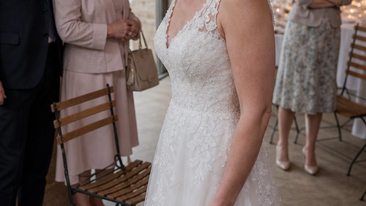 Fünfzehn Minuten vor der Trauung entdeckte ich, dass meine Eltern an den Rand verbannt worden waren – dann verspottete meine Schwiegermutter sie, und mit einem einzigen Satz beendete ich die gesamte Hochzeit