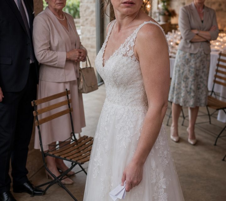Fünfzehn Minuten vor der Trauung entdeckte ich, dass meine Eltern an den Rand verbannt worden waren – dann verspottete meine Schwiegermutter sie, und mit einem einzigen Satz beendete ich die gesamte Hochzeit