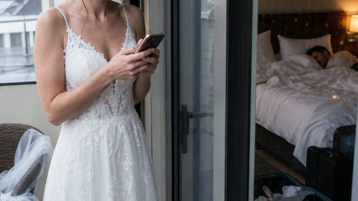Am Morgen nach unserer Hochzeitsnacht rief mich das Standesamt an und verlangte, dass ich sofort komme – meinem Mann durfte ich kein Wort sagen. Als ich begriff, was wirklich geschehen war, war es längst zu spät …