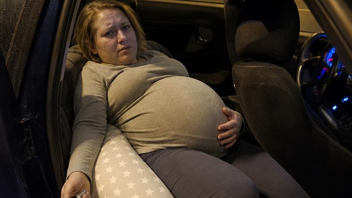 Mein Mann zwang mich jede Nacht, im Auto zu schlafen, weil ihn meine Schwangerschaft wach hielt – als seine Mutter es zufällig entdeckte, erteilte sie ihm eine Lektion, die er niemals vergessen würde