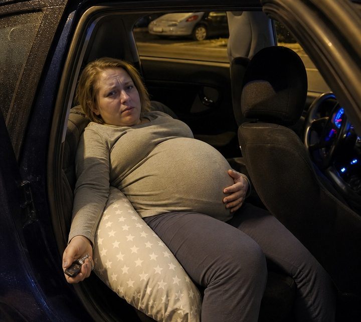 Mein Mann zwang mich jede Nacht, im Auto zu schlafen, weil ihn meine Schwangerschaft wach hielt – als seine Mutter es zufällig entdeckte, erteilte sie ihm eine Lektion, die er niemals vergessen würde