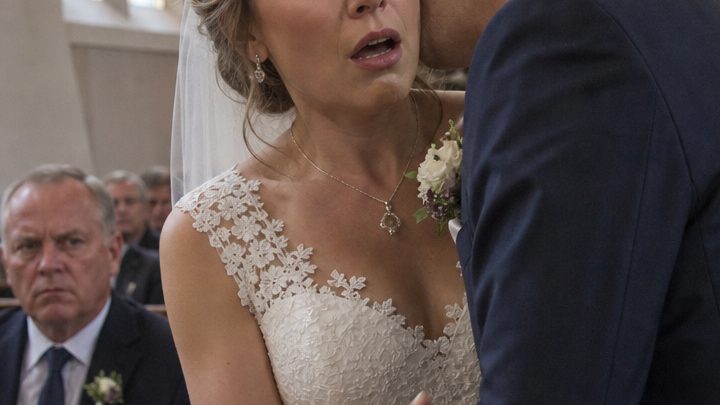 Zehn Jahre nach unserem Abiball machte mir meine Jugendliebe einen Heiratsantrag – doch unmittelbar vor dem Jawort flüsterte er mir etwas über meinen Vater zu, das mich wie gelähmt stehen ließ