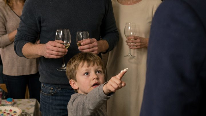Auf der Geburtstagsfeier meiner Frau zeigte unser fünfjähriger Sohn auf ihren Chef und sagte laut: „Papa, das ist der Mann mit den Raupen“ – doch seine nächste Antwort zerstörte unsere Ehe