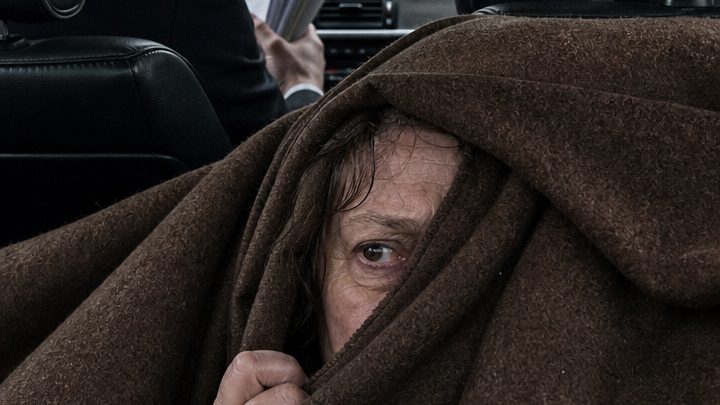 Kurz vor der Hochzeit meines Sohnes flüsterte unser Fahrer: »Legen Sie sich unter die Decke und hören Sie einfach zu.« Eine halbe Stunde später war ich nach dem Gehörten wie gelähmt …