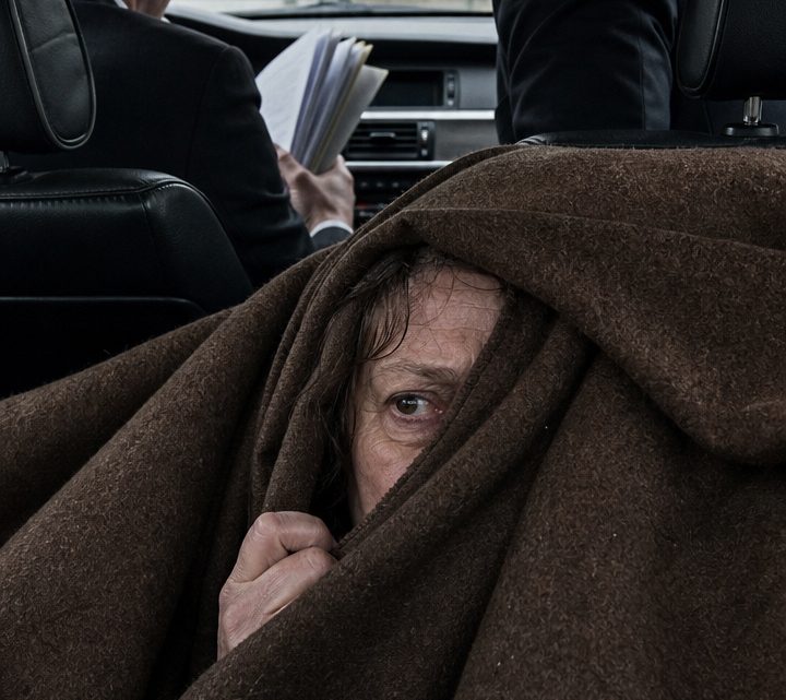 Kurz vor der Hochzeit meines Sohnes flüsterte unser Fahrer: »Legen Sie sich unter die Decke und hören Sie einfach zu.« Eine halbe Stunde später war ich nach dem Gehörten wie gelähmt …