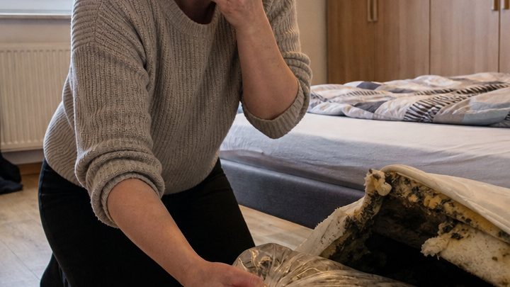 Ein einziger fremder Geruch führte mich zu dem Versteck unter unserem Bett – und ließ mein vermeintlich glückliches Eheleben innerhalb weniger Stunden zu Staub zerfallen