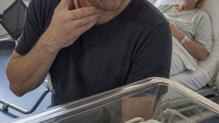 Mit 55 brachte ihre Schwiegermutter Zwillinge zur Welt – doch als Martin das Muttermal am Hals des Jungen sah, blieb ihm vor Entsetzen die Luft weg
