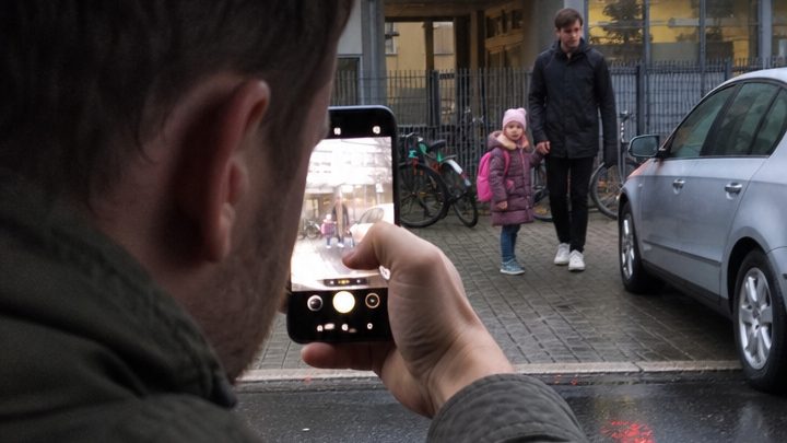 Als ich meine fünfjährige Tochter aus der Kita abholte, fragte sie plötzlich: „Papa, warum ist mein neuer Papa heute nicht gekommen wie sonst?“ – und mit einem einzigen Satz zerbrach mein ganzes Leben