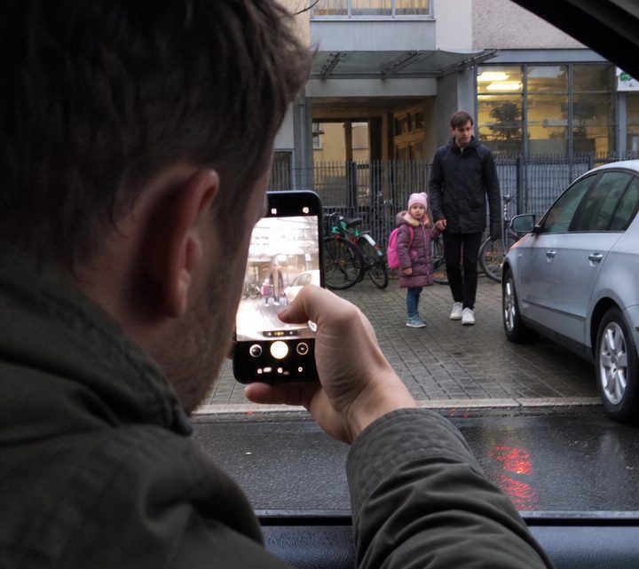 Als ich meine fünfjährige Tochter aus der Kita abholte, fragte sie plötzlich: „Papa, warum ist mein neuer Papa heute nicht gekommen wie sonst?“ – und mit einem einzigen Satz zerbrach mein ganzes Leben