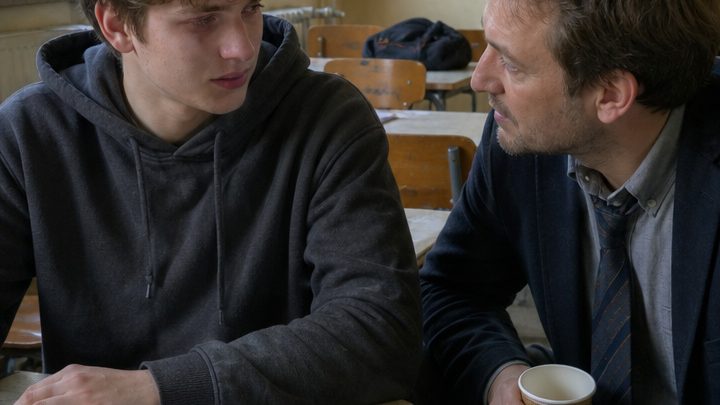 Der Sohn einer Müllwerkerin bei der Abschlussfeier: Mit einem einzigen Satz brachte er die ganze Schule zum Schweigen und zu Tränen