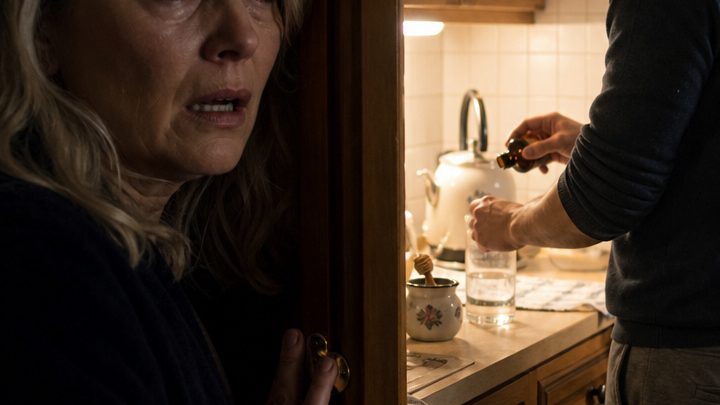 Ich war fast sechzig, mein Mann dreißig Jahre jünger – und sechs Jahre lang brachte er mir jeden Abend liebevoll ein Glas Wasser ans Bett