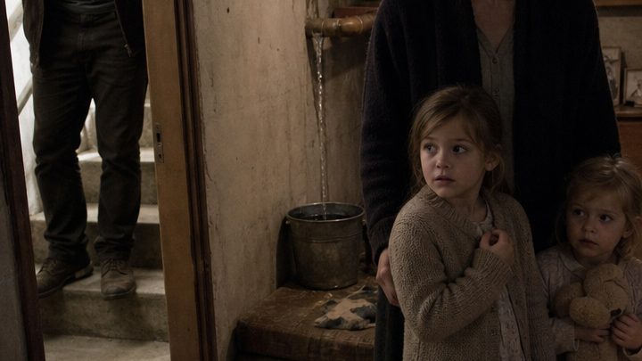 Ich heiratete einen Witwer mit zwei kleinen Töchtern – bis eines der Mädchen mich eines Tages zur Kellertür führte und flüsterte: „Möchtest du sehen, wo Mama wohnt?“