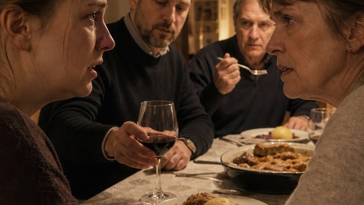 Ich bat einen obdachlosen Mann, ein Wochenende lang meinen Verlobten zu spielen – und fand heraus, dass er Teil der geheimen Vergangenheit meiner Mutter war