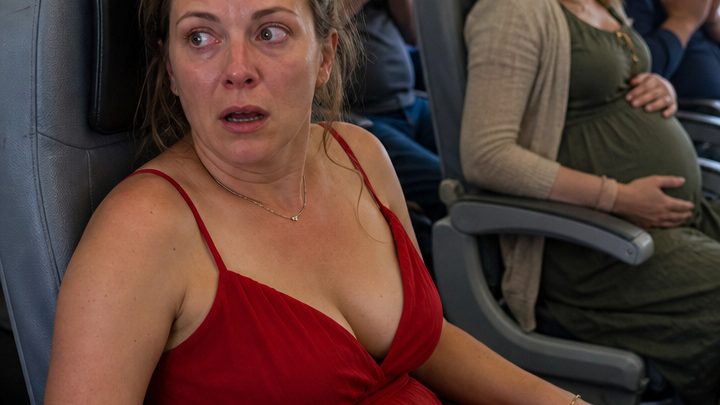 Zu unserem Hochzeitstag stieg ich heimlich in das Flugzeug, das mein Mann steuerte, um ihn zu überraschen – doch seine Durchsage ließ mir das Blut in den Adern gefrieren