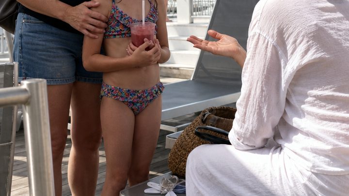 Eine arrogante Frau nahm meiner achtjährigen Tochter und mir die reservierten Poolliegen weg und warf unsere Handtücher in den Müll – zwanzig Minuten später wurde sie kreidebleich