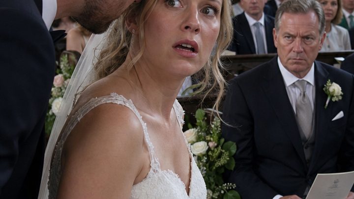 Zehn Jahre nach unserem Abiball machte mir meine Jugendliebe einen Heiratsantrag – doch unmittelbar vor dem Ja-Wort flüsterte er mir etwas über meinen Vater zu, das mich vor dem Altar wie erstarren ließ