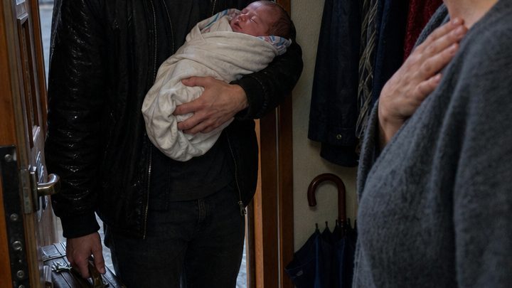 Mein Mann setzte unseren achtzehnjährigen Sohn vor die Tür – ein Jahr später stand er mit einem Neugeborenen und einem alten Koffer vor mir, dessen Inhalt mir das Herz stocken ließ