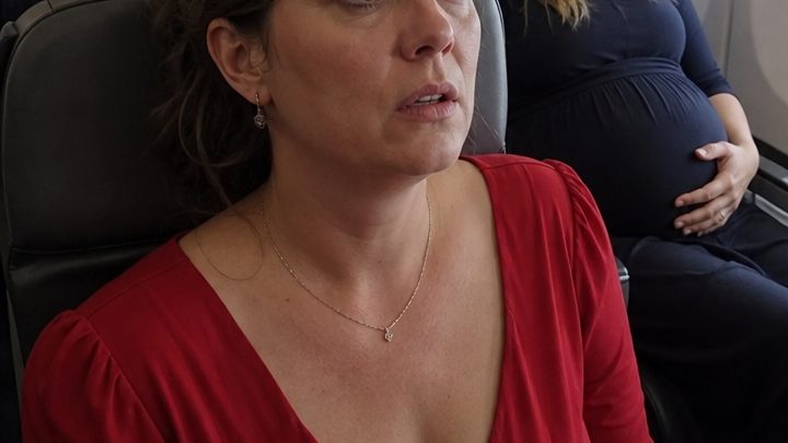 Zu unserem Hochzeitstag saß ich in dem Flugzeug, das mein Mann steuerte, um ihn zu überraschen – doch seine Durchsage ließ mir das Blut in den Adern gefrieren