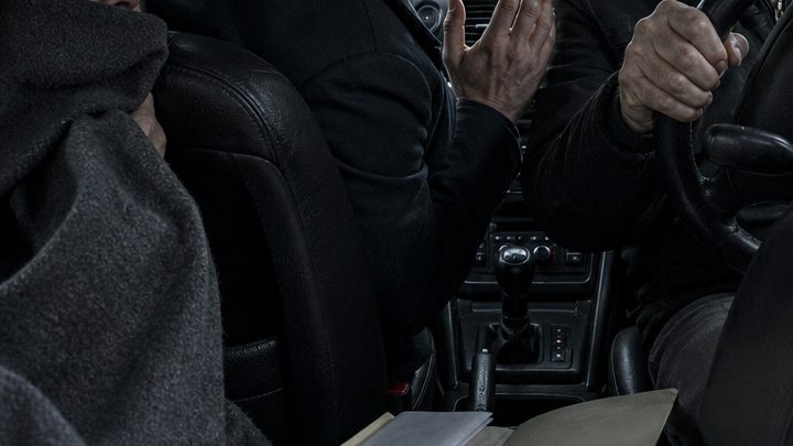 Kurz vor der Hochzeit meines Sohnes flüsterte unser Fahrer: „Legen Sie sich unter die Decke und hören Sie einfach nur zu.“ Eine halbe Stunde später saß ich da und konnte mich wegen dessen, was ich gehört hatte, nicht mehr bewegen …