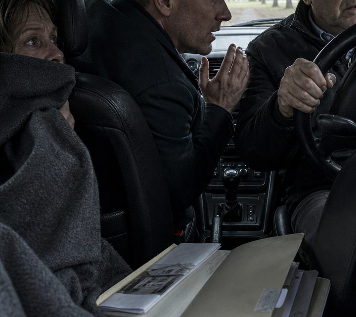 Kurz vor der Hochzeit meines Sohnes flüsterte unser Fahrer: „Legen Sie sich unter die Decke und hören Sie einfach nur zu.“ Eine halbe Stunde später saß ich da und konnte mich wegen dessen, was ich gehört hatte, nicht mehr bewegen …