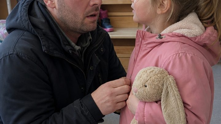 Als ich meine fünfjährige Tochter vom Kindergarten abholte, fragte sie plötzlich: „Papa, warum hat mich mein neuer Papa heute nicht abgeholt wie sonst?“