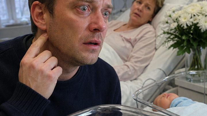 Mit 55 brachte meine Schwiegermutter Zwillinge zur Welt – doch als ich das Muttermal am Hals des Jungen sah, blieb mir vor Entsetzen die Luft weg