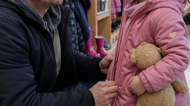 Als ich meine fünfjährige Tochter aus dem Kindergarten abholte, fragte sie plötzlich: „Papa, warum ist mein neuer Papa heute nicht gekommen wie sonst?“