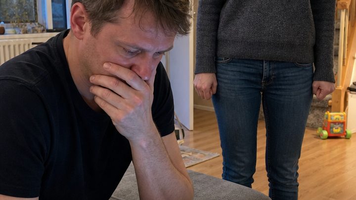 Meine fünfjährige Tochter zerrte mich in der Umkleide am Arm und flüsterte: „Mama, wir müssen Papa retten – diese Frau hat ihn in ihren Spind gesteckt!“