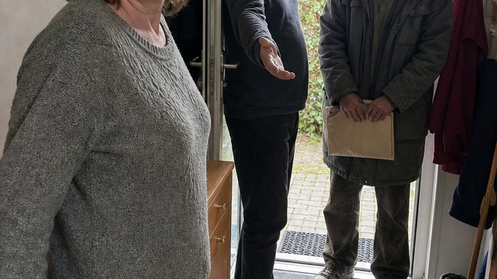 Um sich an seiner Frau zu rächen, verkaufte der Ehemann seinen Hausanteil an den ersten Obdachlosen, der ihm begegnete, und flog mit seiner Geliebten ans Meer – ohne zu ahnen, welche Überraschung seine Frau für ihn vorbereitete