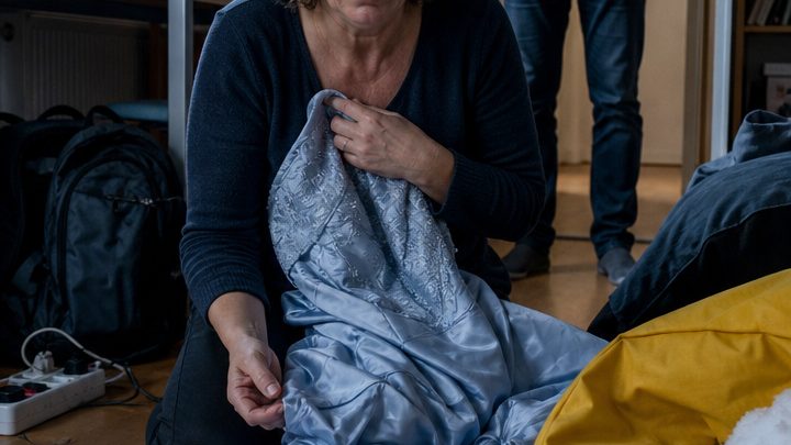 Meine Tochter kehrte vom Abiball nicht nach Hause zurück – elf Monate später entdeckte ich im Sitzsack meines Sohnes ein Versteck, das mir das Blut in den Adern gefrieren ließ