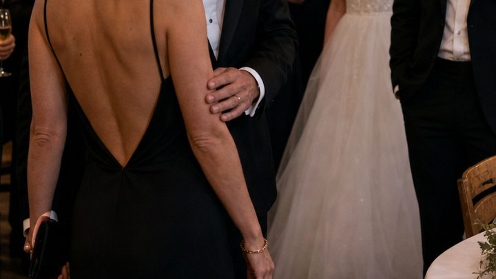 Mein Ex-Mann lud mich zu seiner Hochzeit ein – also engagierte ich einen Schauspieler als Begleitung, doch als die Braut ihn erkannte, zerbrach ihre perfekte Feier noch vor dem Hauptgang