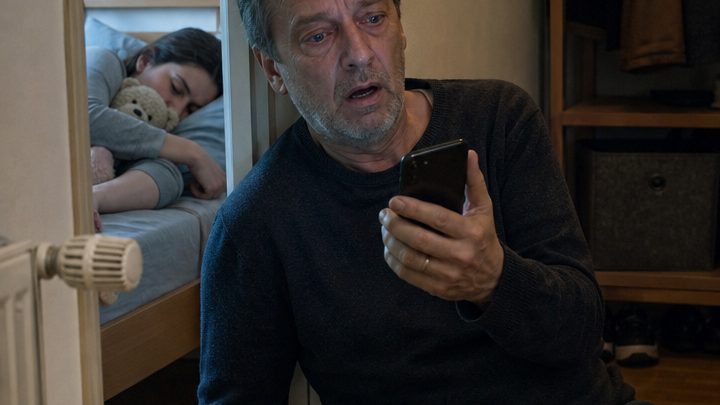 Ich fotografierte meine schlafende Tochter und schickte das Bild meiner Frau. Keine Minute später rief sie unter Tränen an. Erst als ich das Foto vergrößerte, begriff ich, was wir beinahe übersehen hatten.