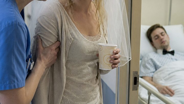 Ich heiratete meine Jugendliebe in seinem Krankenzimmer, nachdem die Ärzte ihm nur noch wenige Monate gegeben hatten – doch direkt nach unserem Ja-Wort flüsterte mir eine Pflegerin zu: „Er belügt dich … sieh unter seine Matratze.“